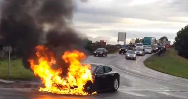 Video de auto eléctrico Tesla incendiándose derrumba acciones de la