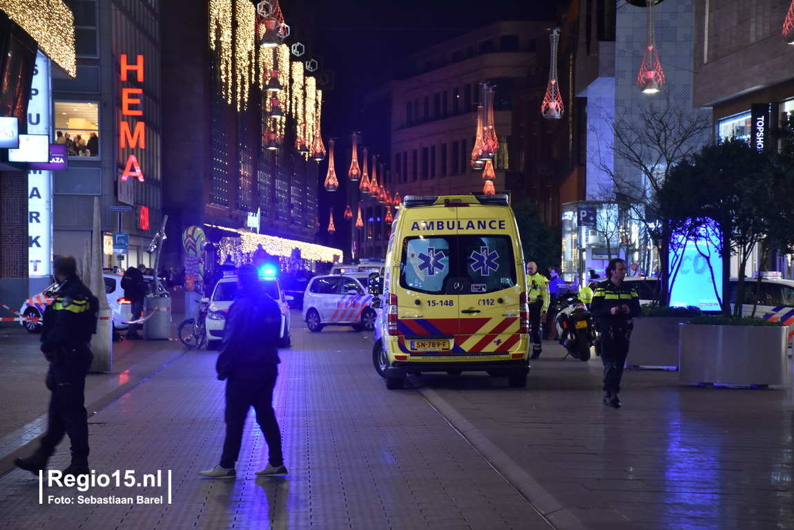 La calle en el centro de La Haya fue acordonada y los heridos fueron atendidos por ambulancias. Foto cortesía de regio15.nl / Sebastiaan Barel