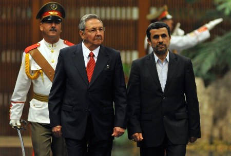 Ahmadinejad con Raúl Castro