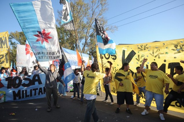 manifestantes clínica cristina kirchner