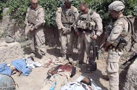 soldados eeuu orinando sobre afghanos muertos