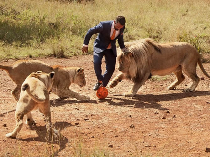 Kevin Richardson juega al fútbol con leones - Noticias Uruguay, LARED21  Diario Digital