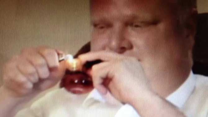 Vídeo de ex-prefeito de Toronto fumando crack é divulgado