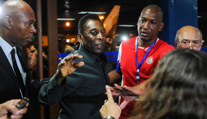 Momento en que Pelé arribó al Aeropuerto José Martí de La Habana, junto con el New York Cosmos, ayer domingo. Foto: Yamil Lage - AFP.