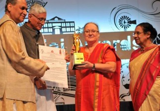 Anna Ferrer recibió el Premio Jamnala Bajaj de India por promover el bienestar de las mujeres y los niños. Foto: EFE