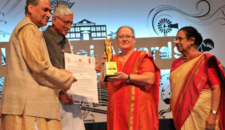 Anna Ferrer recibió el Premio Jamnala Bajaj de India por promover el bienestar de las mujeres y los niños. Foto: EFE