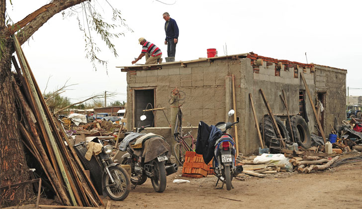 Vecinos reconstruyendo sus casas en Dolores | Foto: Presidencia