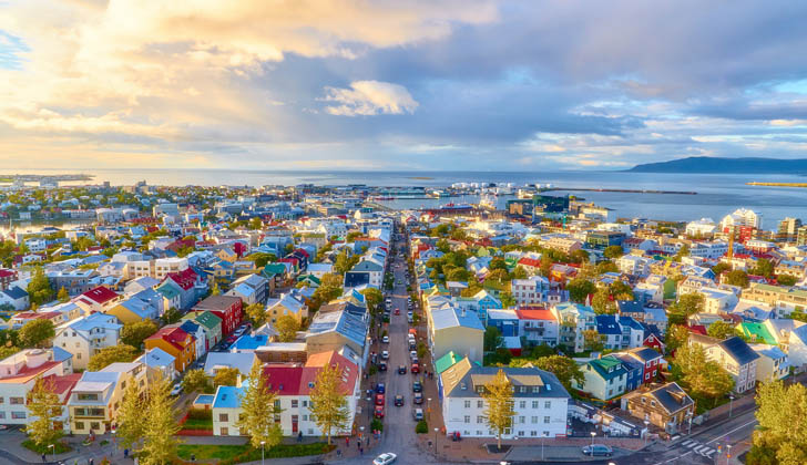 Reykjavik es la capital más septentrional del planeta y del país más pacífico del mundo. Foto: Moyan Brenn. 