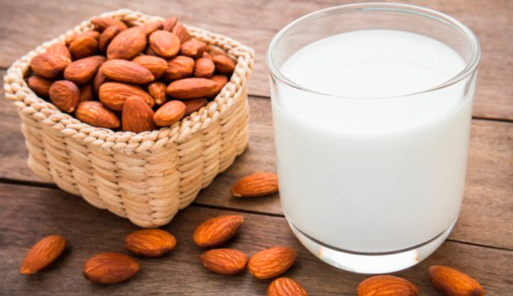 Licuado de palta y leche de almendras para el desayuno. Foto: Shutterstock