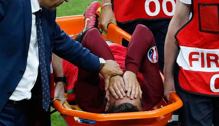 Cristiano Ronaldo salió llorando tras lesionarse en la final de la Eurocopa 2016. Foto: EFE