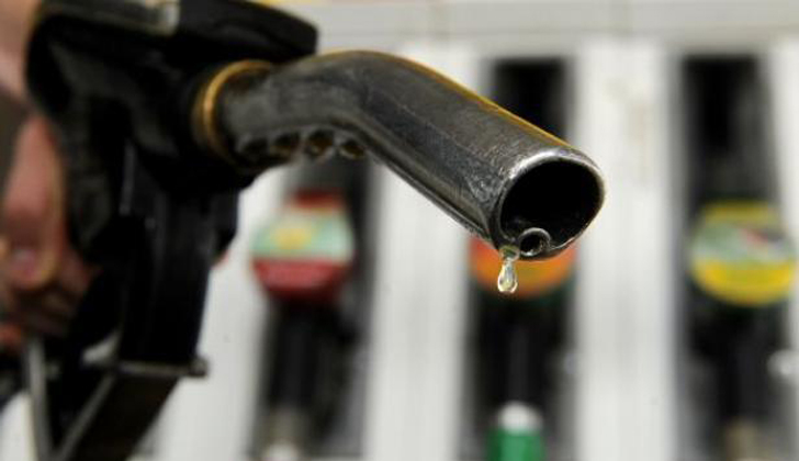 Gobierno evalúa mantener o bajar precios de combustibles en enero