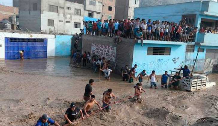 "El Niño Costero" continúa azotando a Perú .