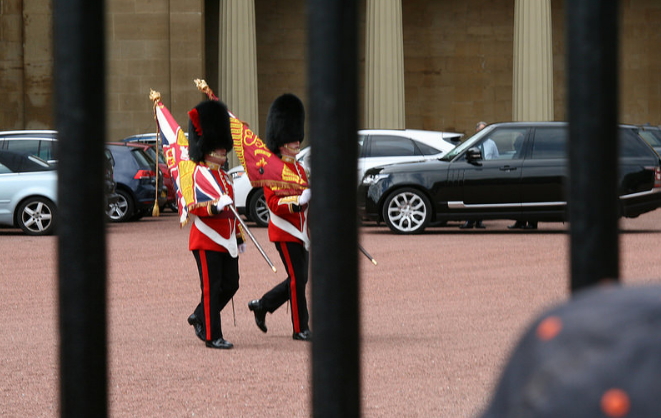 Dos guardias reales patrullan el Palacio de Buckingham, en Londres. Foto: Brian Shamblen