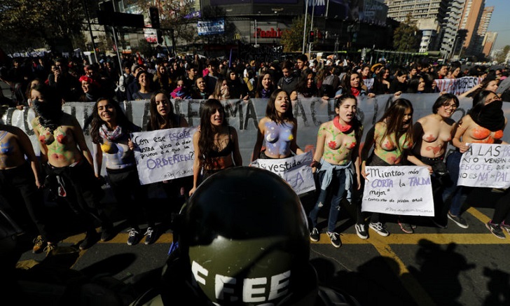 Precarización Vivimos Todas Nueva Multitudinaria Marcha Feminista En Chile Noticias Uruguay 