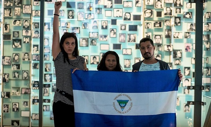 Foto: Ariana McGuire, miembro de la Coordinadora Universitaria por la Democracia y la Justicia, Carolina Hernández, miembre del Movimiento Frente a la Minería Industrial Monafmi, y Yader Parajón del movimiento por la justicia Madres y familiares de Abril 