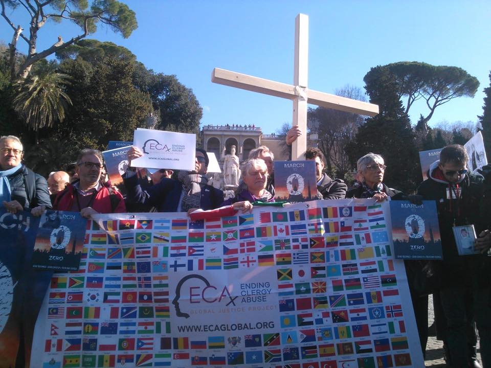 Sobrevivientes de curas pederastas de la organización End Clergy Abuse marchan con banderas de países en donde se han detectado casos de abuso sexual por parte de sacerdotes. Foto: ECA