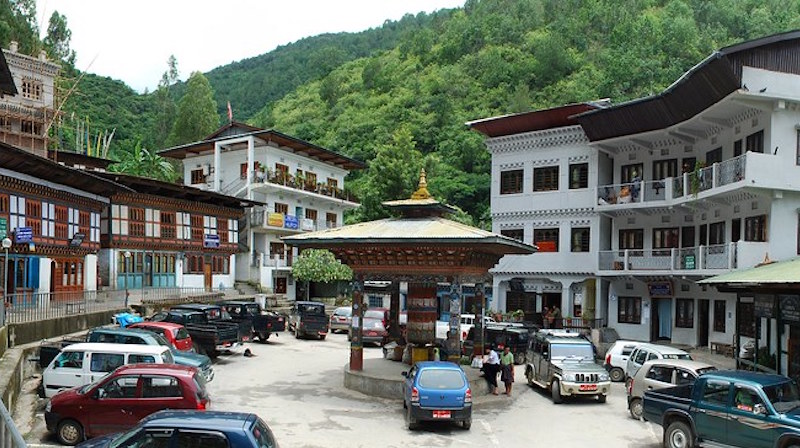 Centro de la ciudad de Trashigang, Bután, totalmente atestada de autos. Foto: Flickr / Kartography