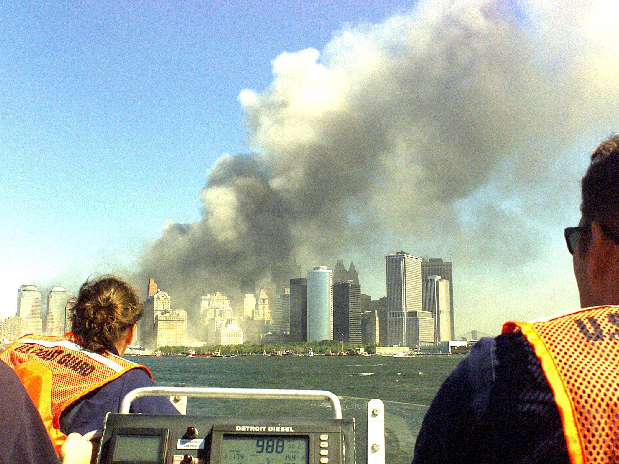 Dos guardacostas observan las Torres Gemelas desde una lancha en el río Hudson, Nueva York: Foto: US Coast Guard