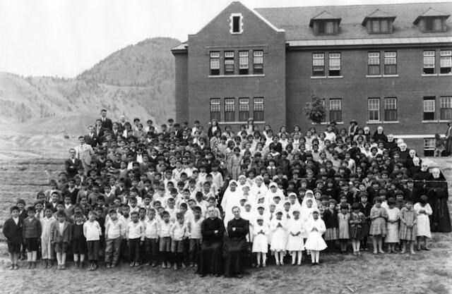 Niños y niñas de la Escuela Residencial Indígena Kamloops, donde fueron encontrados los restos, en una fotografía sin fecha específica.