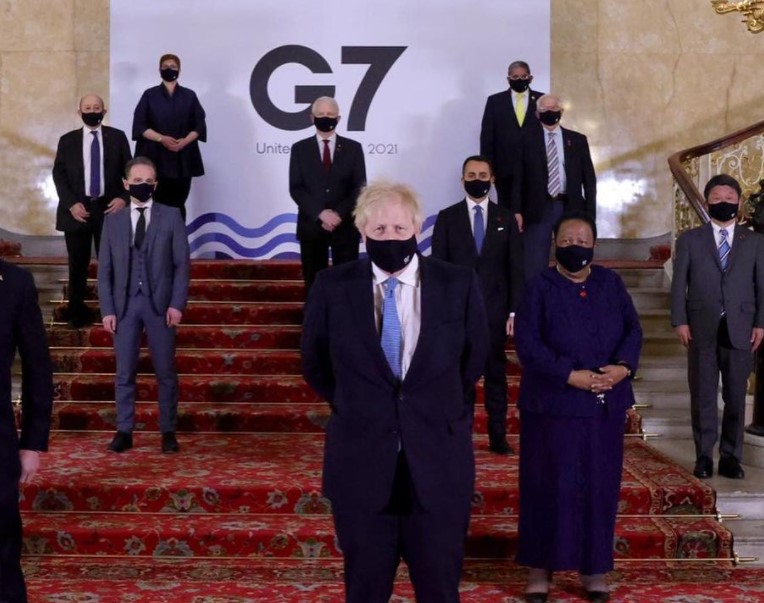 El primer ministro británico, Boris Johnson (centro) posa junto a ministros de ministros de Asuntos Exteriores y de Desarrollo en una de las reuniones del G7. Foto: Twitter / G7