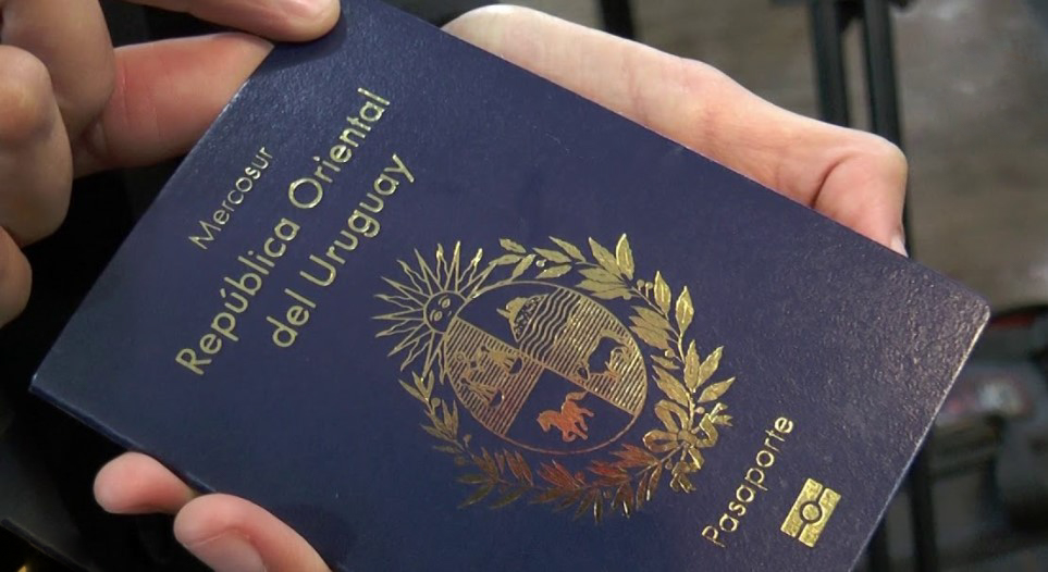 Funcionario de consulado uruguayo en Moscú habría tramitado al menos 22 pasaportes falsos desde 2020