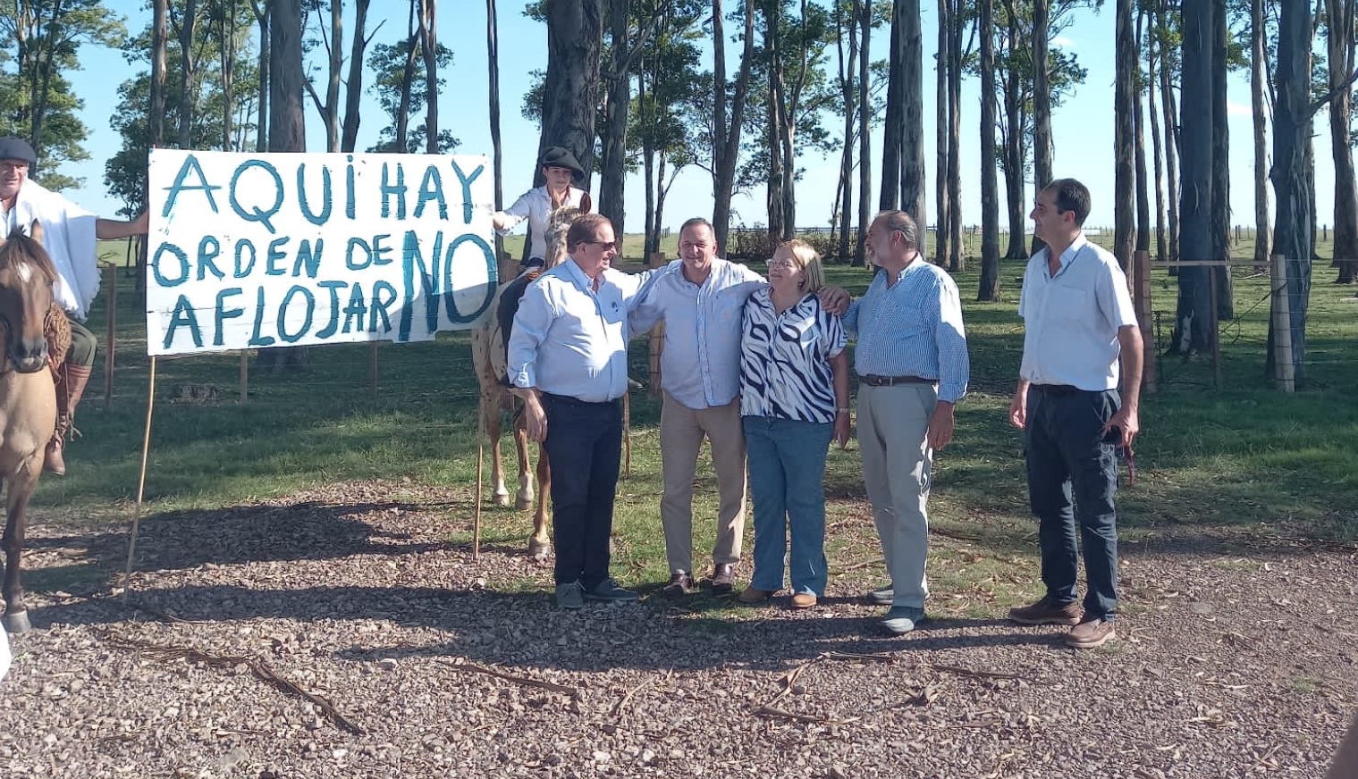 Graciela Bianchi, Álvaro Delgado, Jorge Gandini y otros militantes blancos estuvieron en San Gregorio de Polanco el 16 de febrero, en su campaña por el “No”. Foto: Twitter / Graciela Bianchi