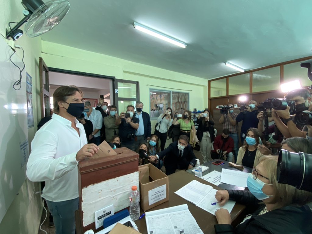 Lacalle Pou voted in Circuit number 19, at the Liceo Guadalupe, in the department of Canelones.  Photo: Presidency of the Republic