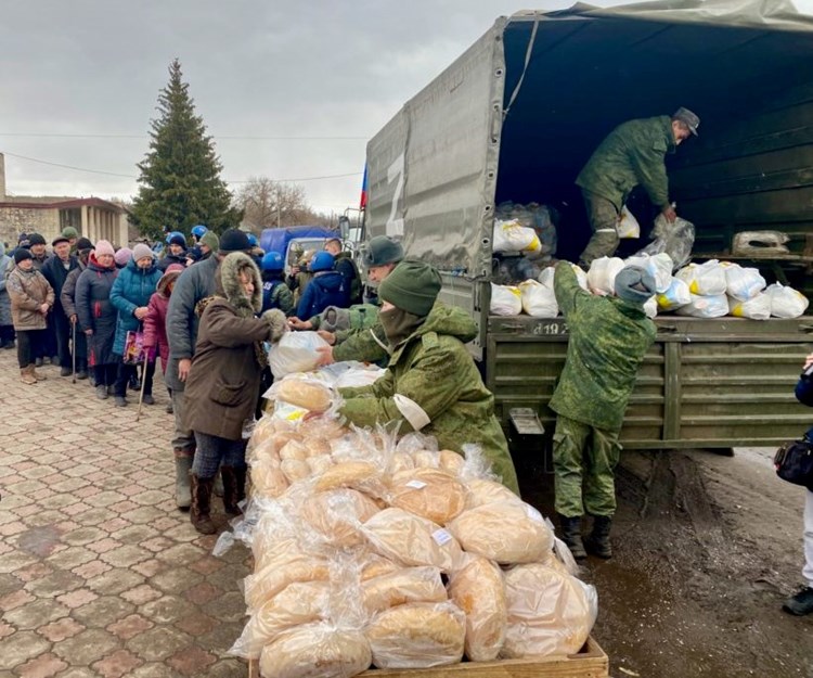 Pueblo de Trejizbionka ayuda humanitaria del ejercito ruso