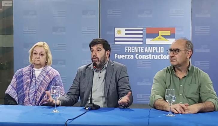 Liliam Kechichian, Fernando Pereira y Gustavo Olmos en el lanzamiento del Plan de Desarrollo del FA, hacia los 500 comités.