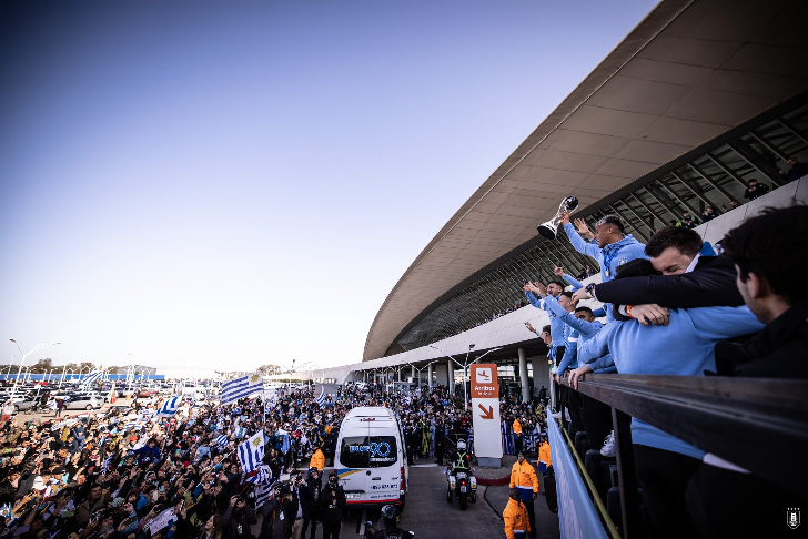 Decenas de miles siguieron la caravana de los Campeones del Mundo