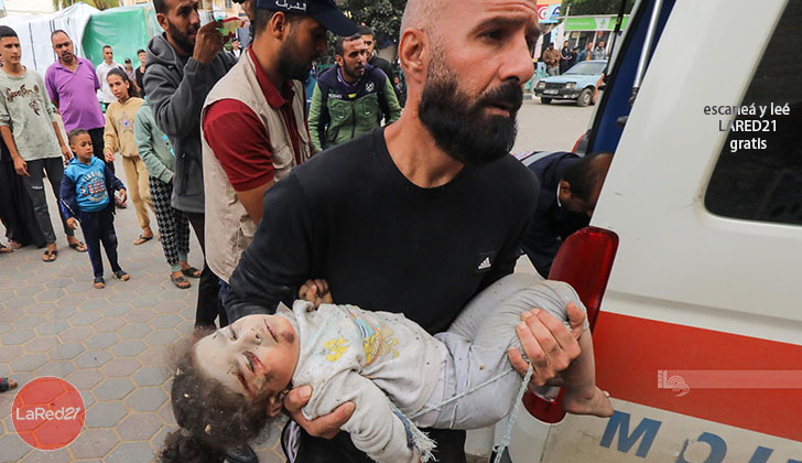 Un voluntario corre hacia un hospital con una niña desmayada. Estaba en un edificio residencial bombardeado sin piedad por Israel. Foto: Agencia de noticias palestina Wafa