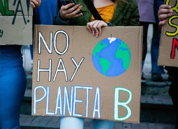 Cartel de una manifestación por los derechos ambientales con la reconocida frase "no hay planeta B".
