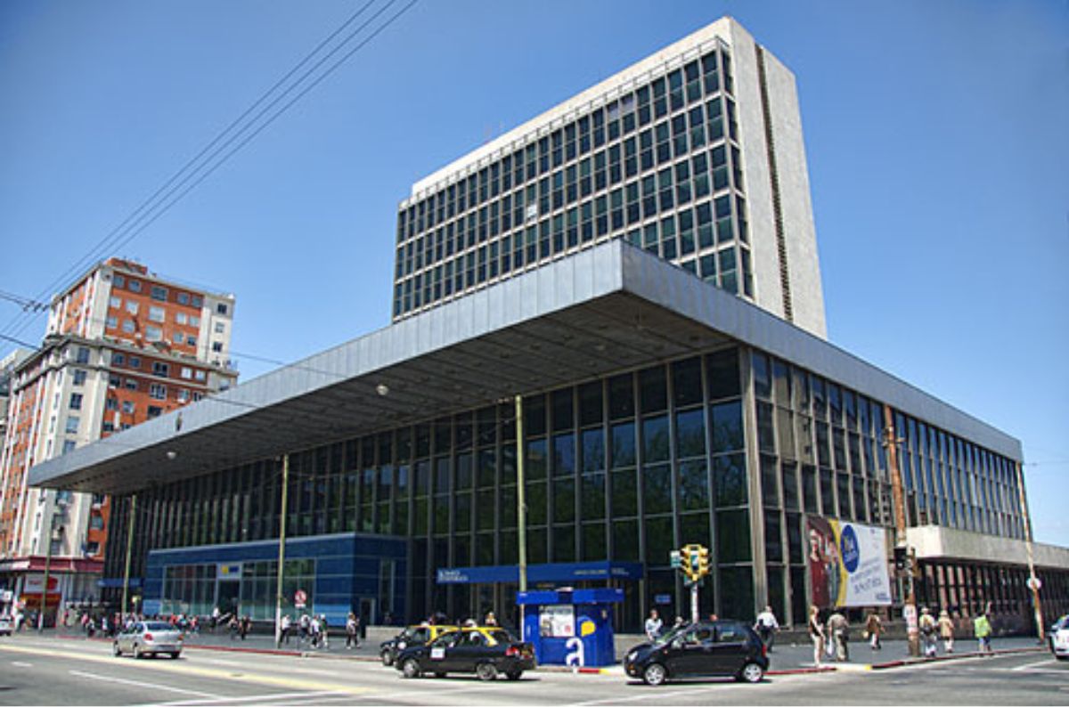 Sede del Banco República en Avenida 18 de Julio