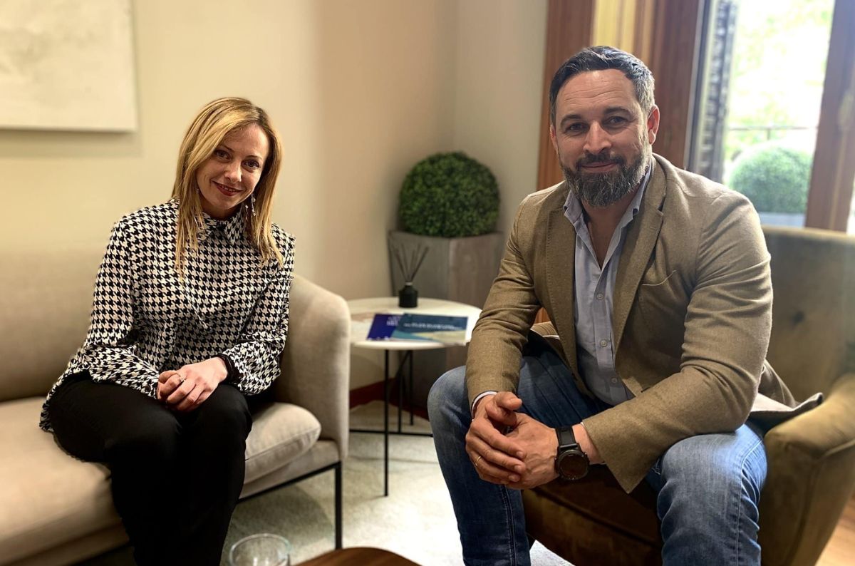 Giorgia Meloni, primera ministra de Italia, junto a Santiago Abascal, líder del partido ultraderechista y neofranquista español Vox