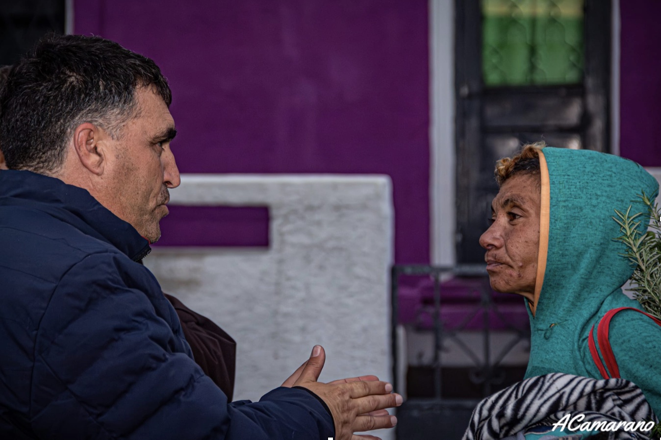Andrés Lima habla con vecina