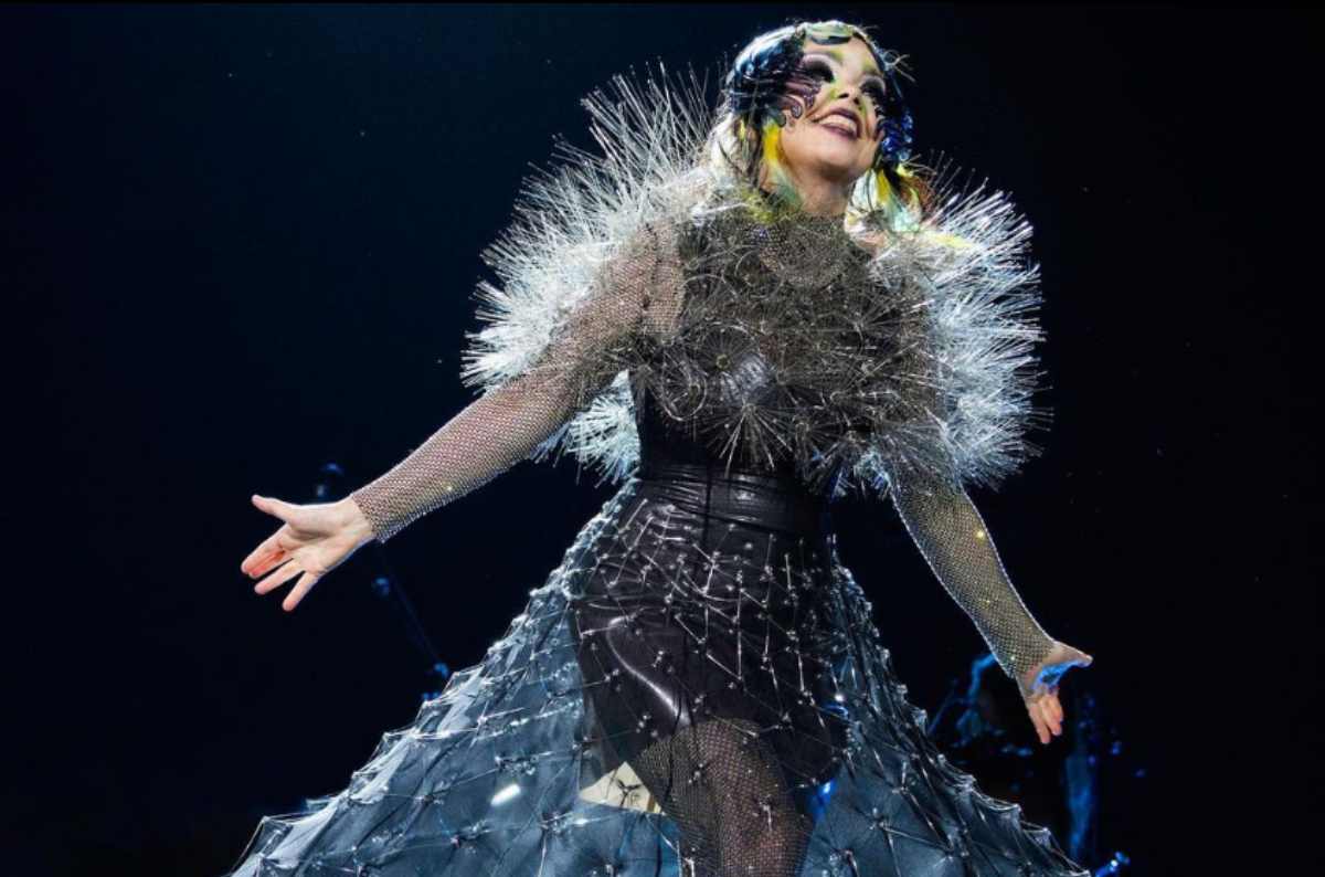 La cantante islandesa Björk Guðmundsdóttir tiene una particularidad en su nombre que solo se da el Islandia.