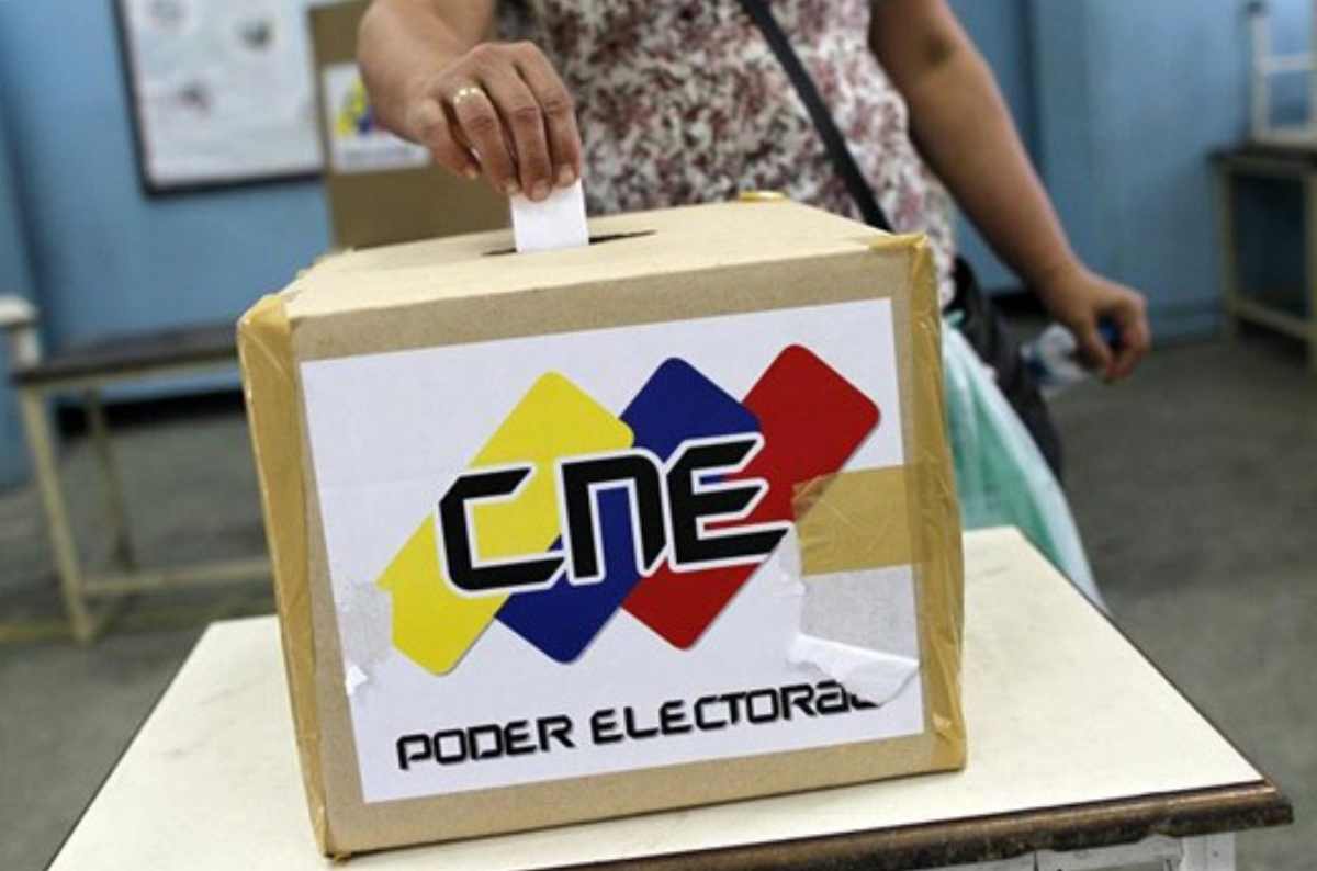 Una venezolana vota en una urna del Consejo Nacional Electoral (foto de archivo)