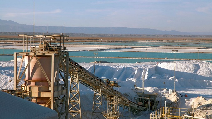 La demanda del litio está aumentando en todo el mundo, pero la minería está provocando diversos conflictos. En los pueblos del desierto de Atacama en Chile, el agua para las personas y los campos es cada vez más escasa.