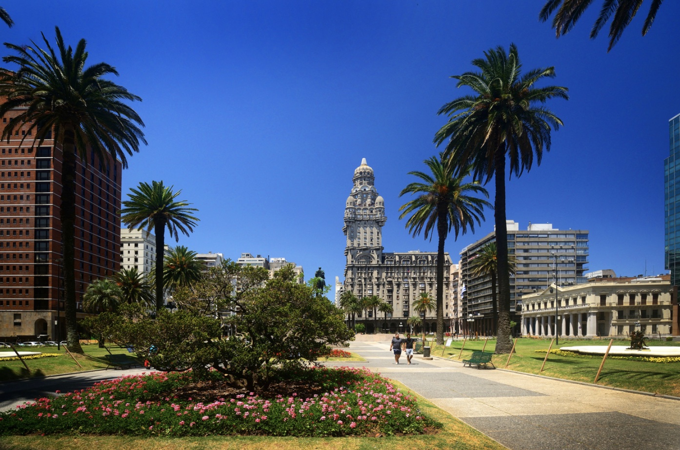 Plaza Independencia y Palacio Salvo de Montevideo. Fuente: iStock 
