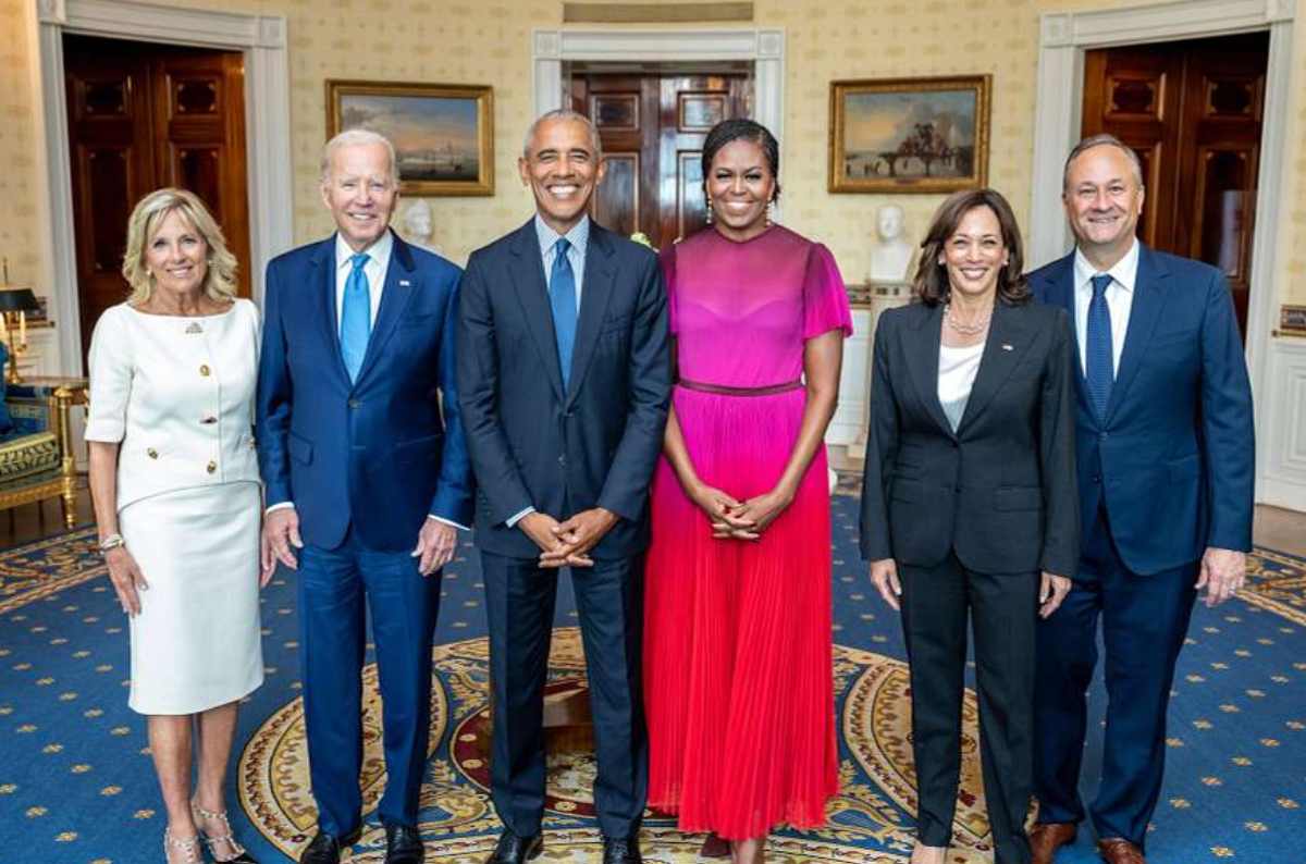 De izquierda a derecha, Jill Biden, Joe Biden, Barack Obama, Michelle Obama, Kamala Harris y Douglas Emhoff.