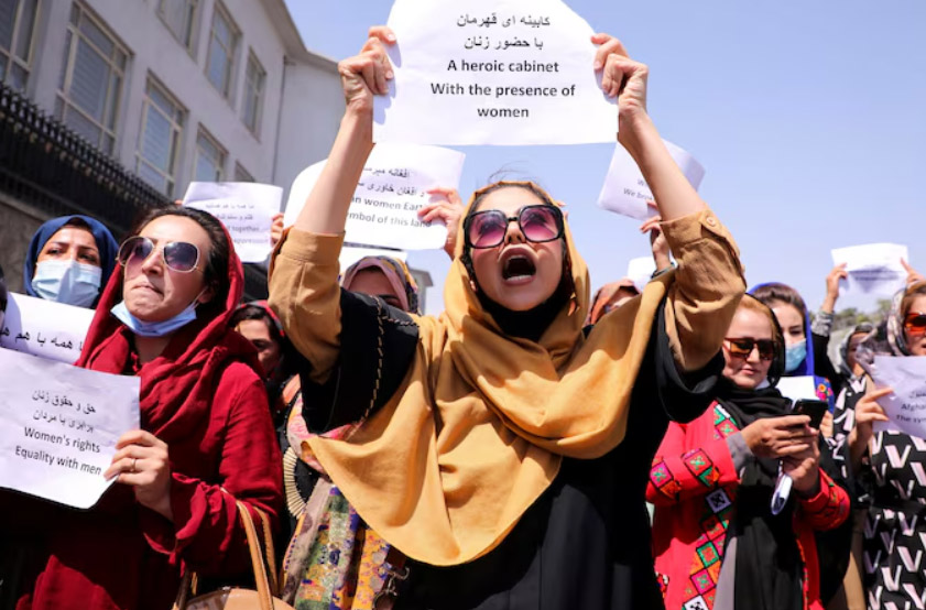 Mujeres de Afghanistán protestan por sus derechos.