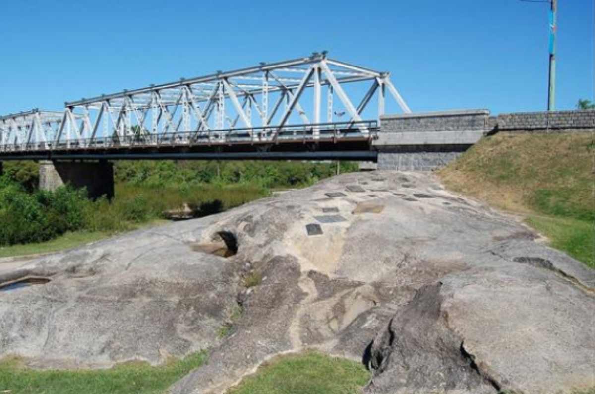 La Piedra Alta, declarada Altar de la Patria y monumento histórico nacional donde se promulgaron las leyes que declaraban la independencia de la Provincia Oriental.