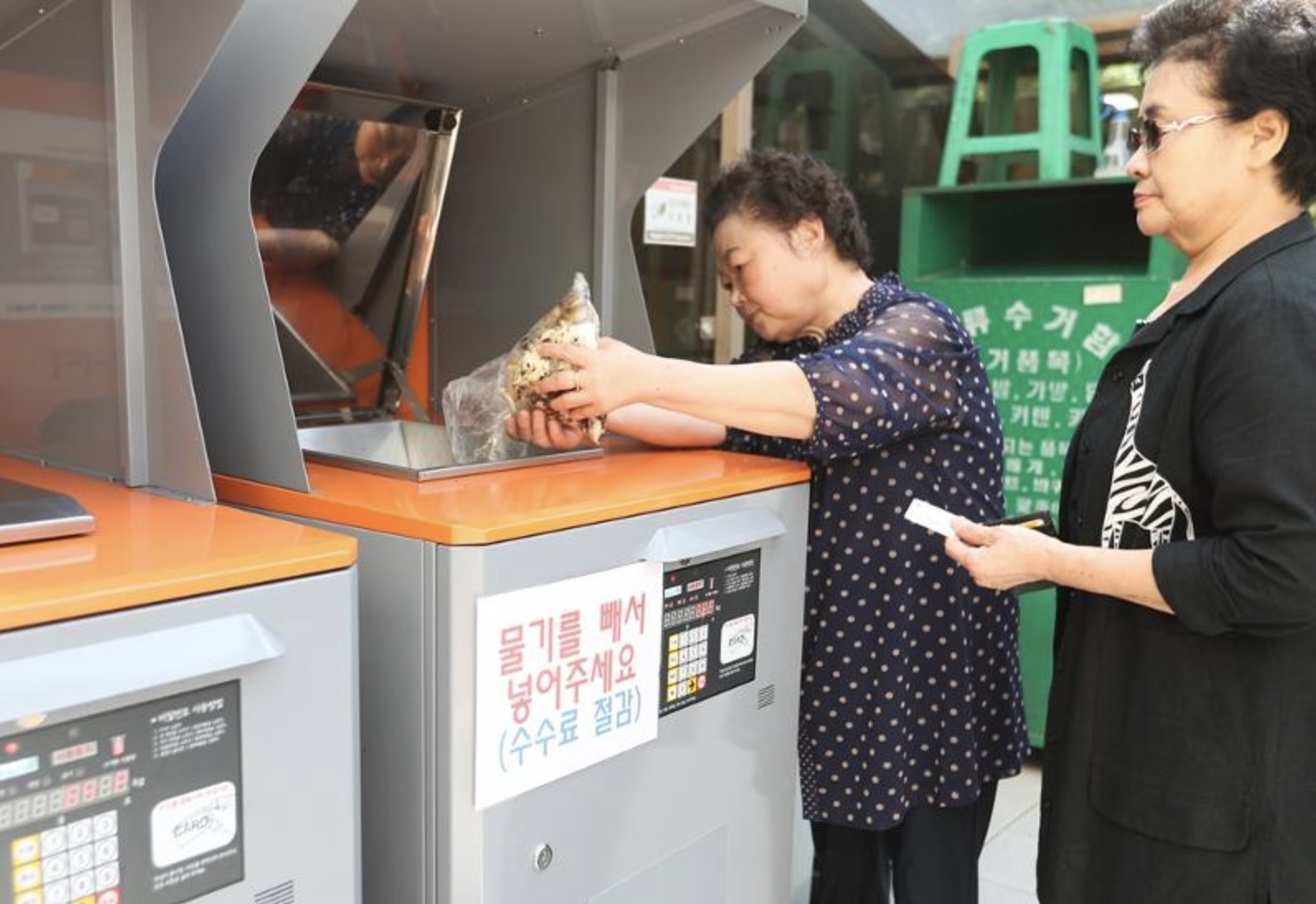 Maquina contenedora que mide y factura el peso de desechos alimenticios. Foto: Korea.net. 