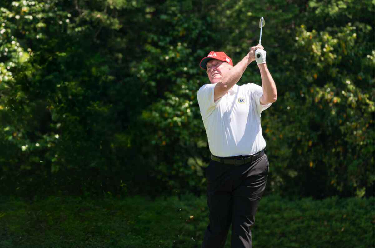 Donald Trump jugando golf en una fotografía de archivo