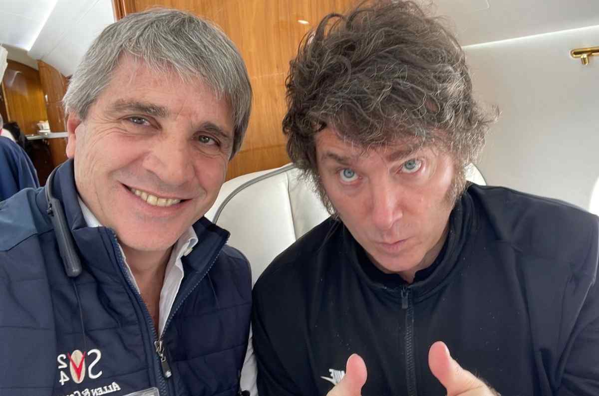 Luis Caputo junto a Javier Milei