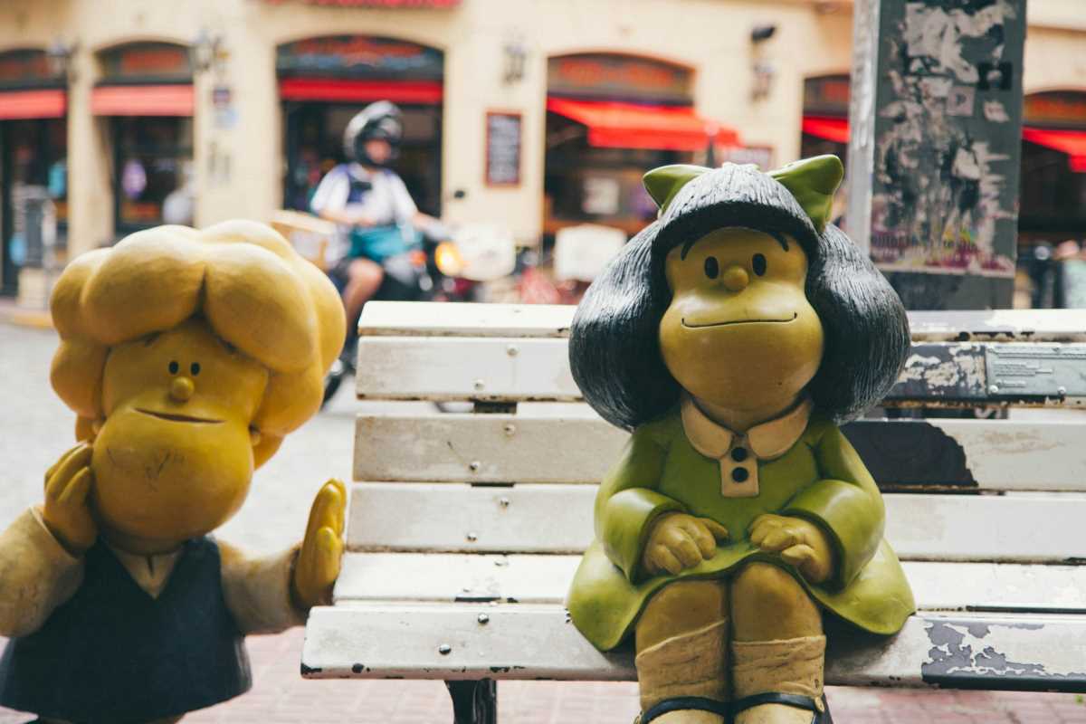 Estatua de Mafalda y sus amigos, en la esquina de Chile y Defensa, en el barrio de San Telmo. Allí vivió Quino por años.