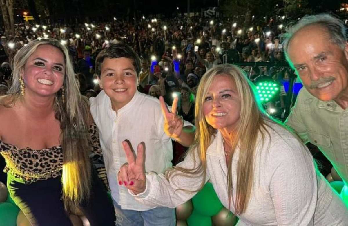 Vakentina dos Santos con su familia celebrando su cumpleaños número 40 en Artigas. Decenas de personas la acompañaron en el festejo. 