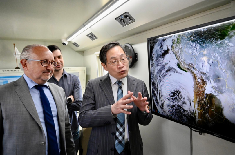 Pablo Da Silveira, Ministro de Educación y Cultura de Uruguay, junto a embajador de China, Huang Yazhong.