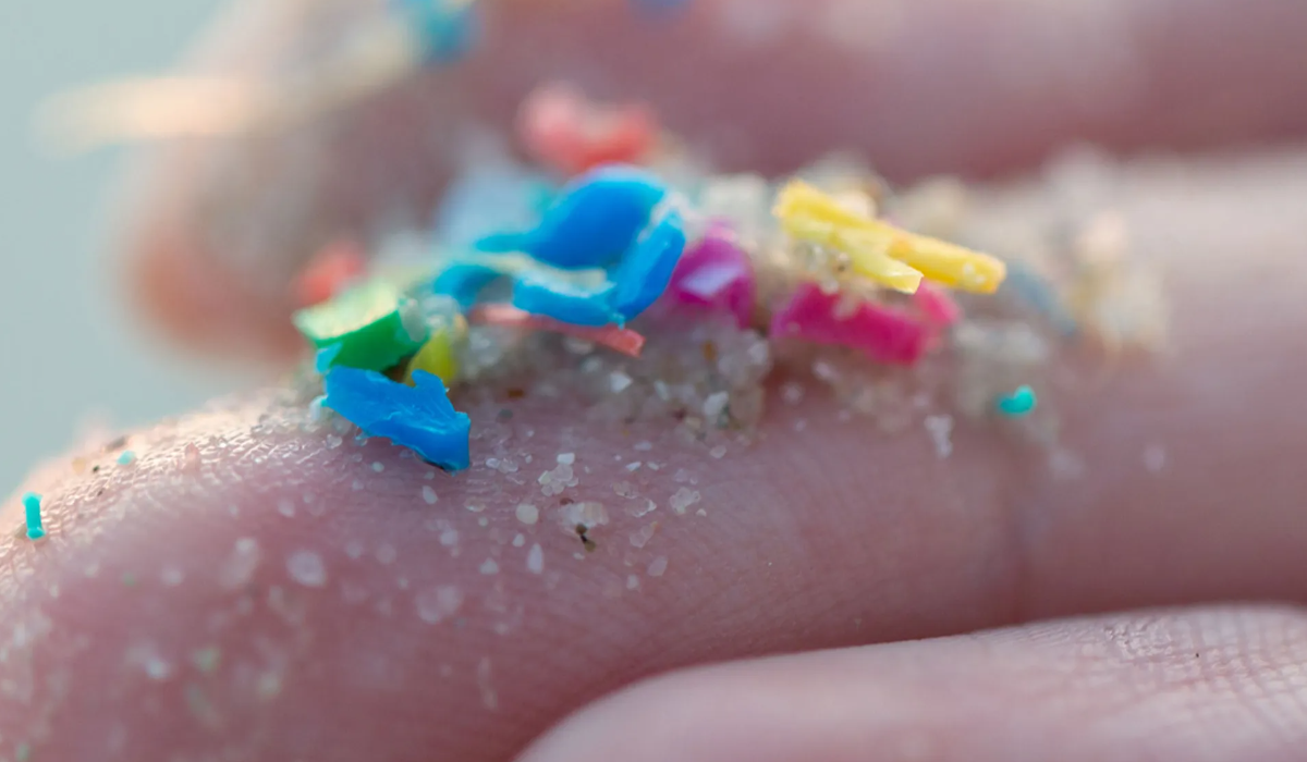 Aunque aún se debate a partir de qué tamaño puede considerarse microplásticos, la Administración Nacional Oceánica y Atmosférica utiliza el parámetro de menos de 5 mm de diámetro para clasificarlos