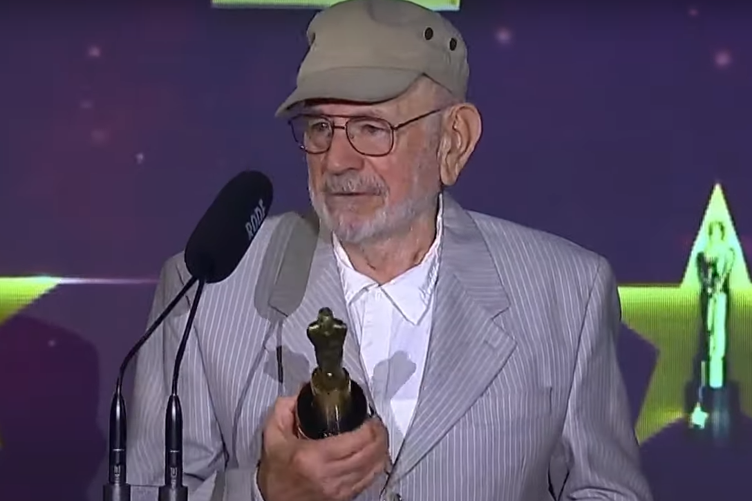 Norman Briski recibiendo su premio antes de dar su discurso con tintes políticos.